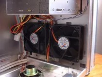 00D2000000055933-photo-lian-li-pc-6089a-ces-ventilateurs-soufflent-directement-sur-les-disques-durs.jpg