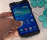 Galaxy S4 Active plongé dans l'eau et Galaxy NX en vidéo