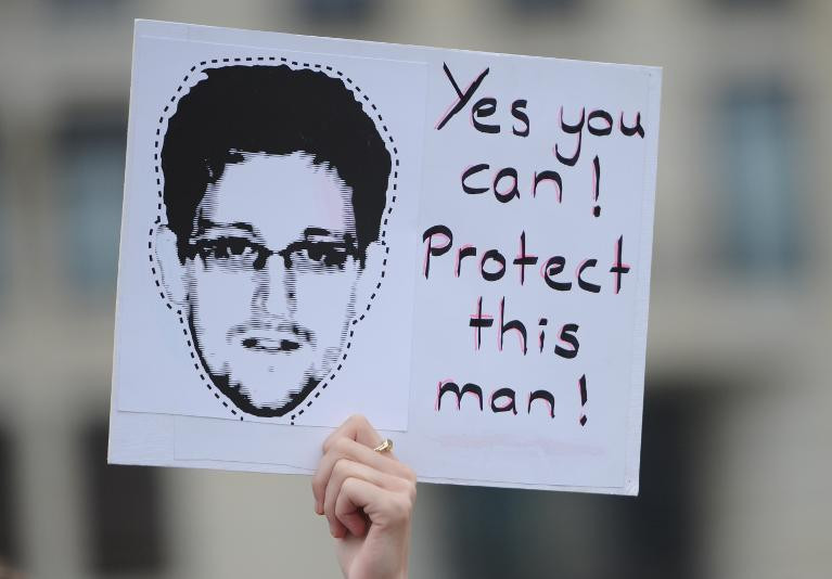 Un manifestant brandit une pancarte appelant à protéger Edward Snowden le 24 juillet 2013 à Berlin