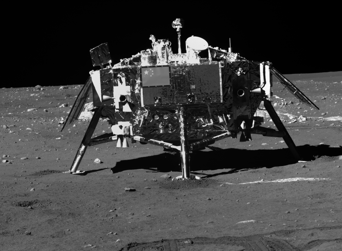 Chang&#039;E 3 sur la surface lunaire en décembre 2013. Crédits CNSA/CLEP/E. Lakdawalla