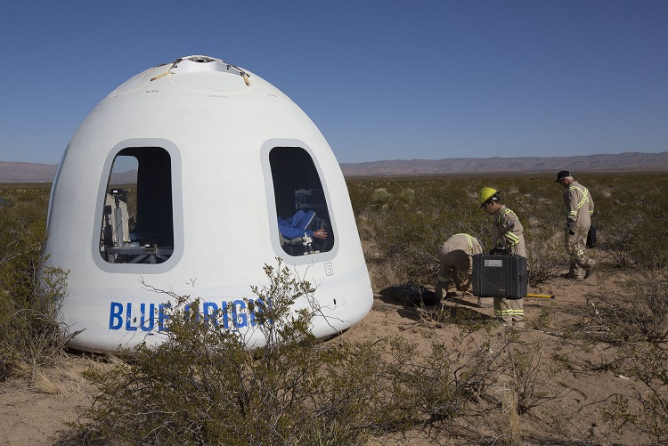 La capsule New Shepard et ses grands hublots, qui décolle  avec une fusée et atterrit sous parachute. Crédits Blue Origin. 