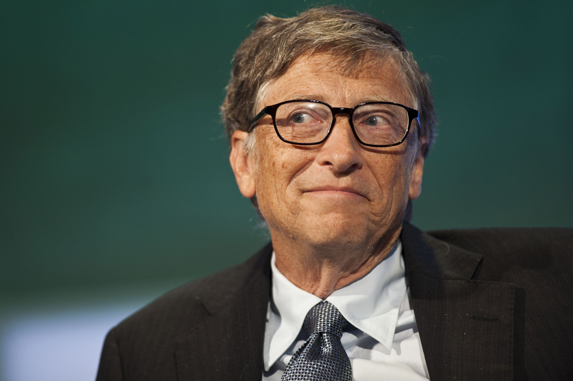 Covid-19 : les conspirationnistes ciblent à présent Bill Gates & B