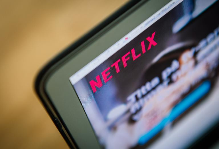 Le service de vidéo illimitée sur abonnement Netflix se lance ce lundi en France où il sera visible sur internet mais aussi sur la prochaine box de Bouygues Télécom dès novembre