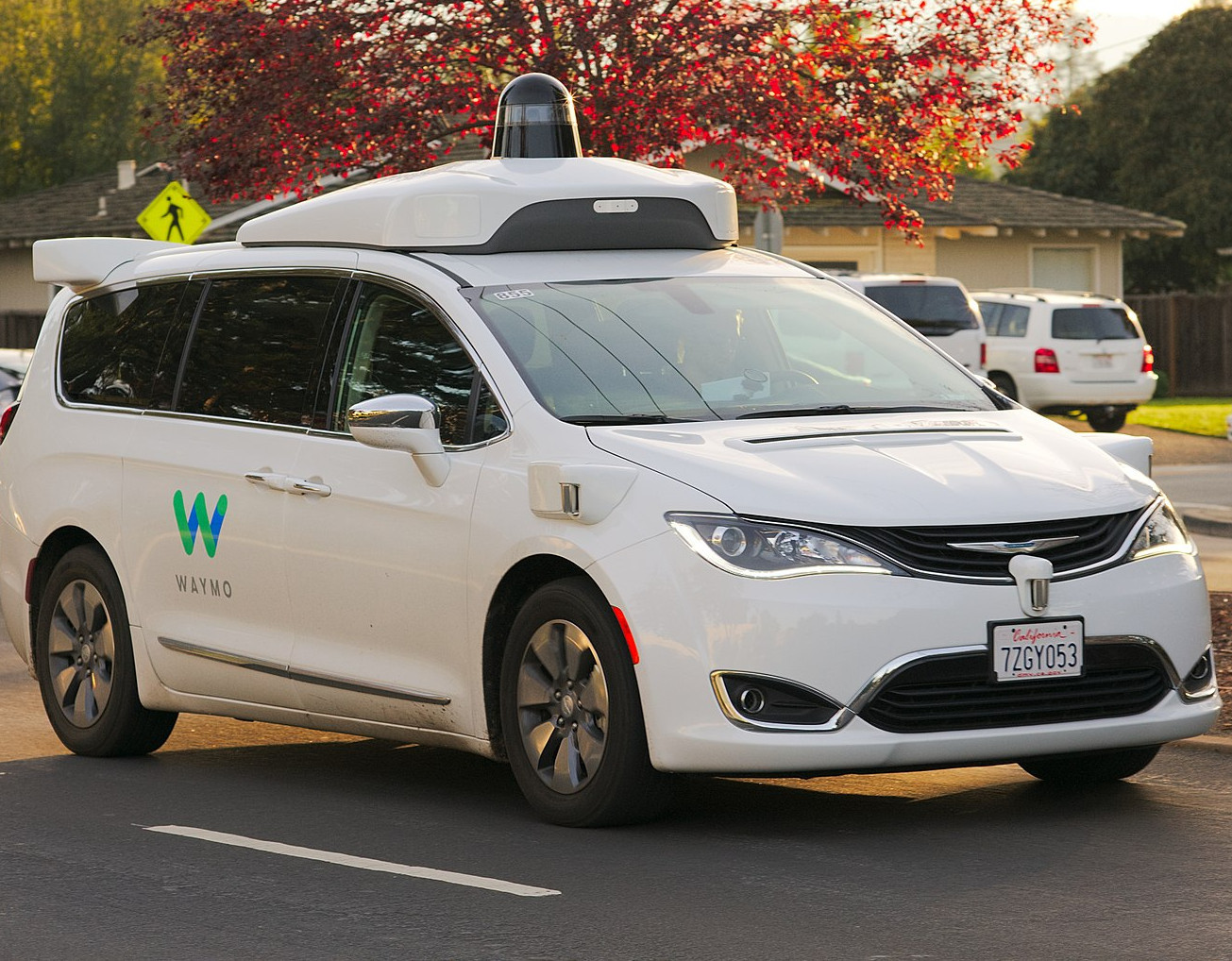 Waymo répond à Tesla et attaque l'efficacité du Full Self Driving