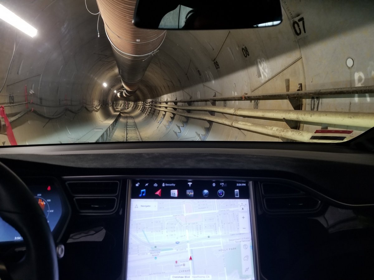 Model X dans tunnel Boring Company