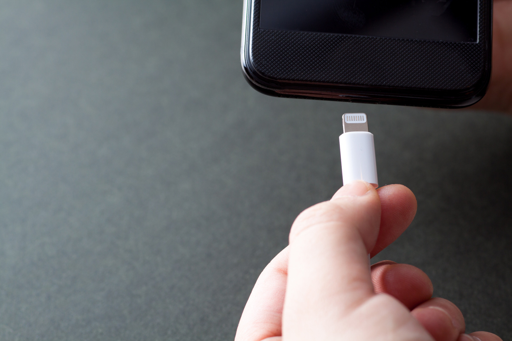 L'Europe veut uniformiser les chargeurs des smartphones, Apple prend les  devants