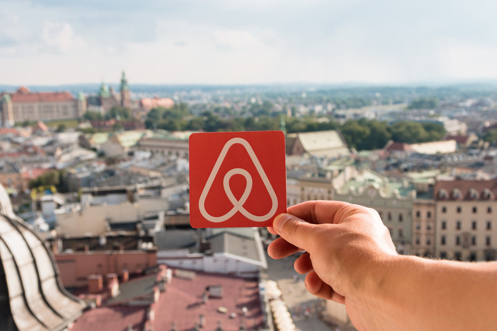 Airbnb © AlesiaKan / Shutterstock.com