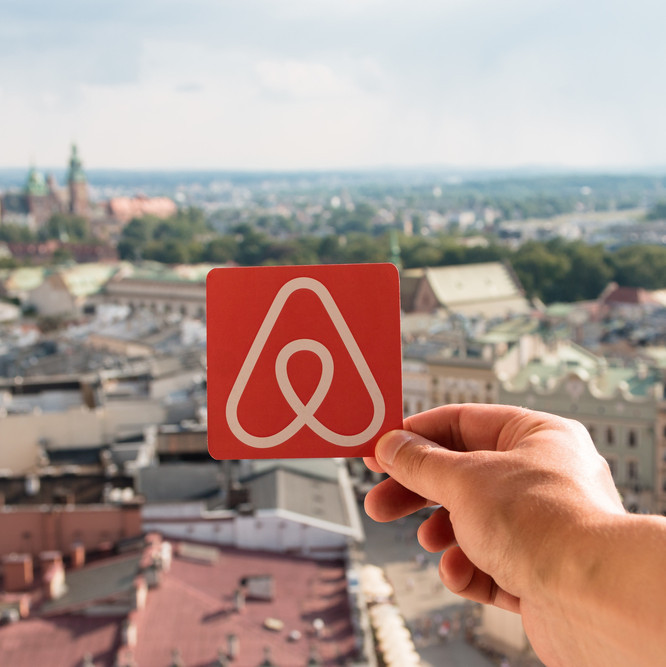 AirBnB limite la location aux -25 ans en France, Angleterre et Espagne