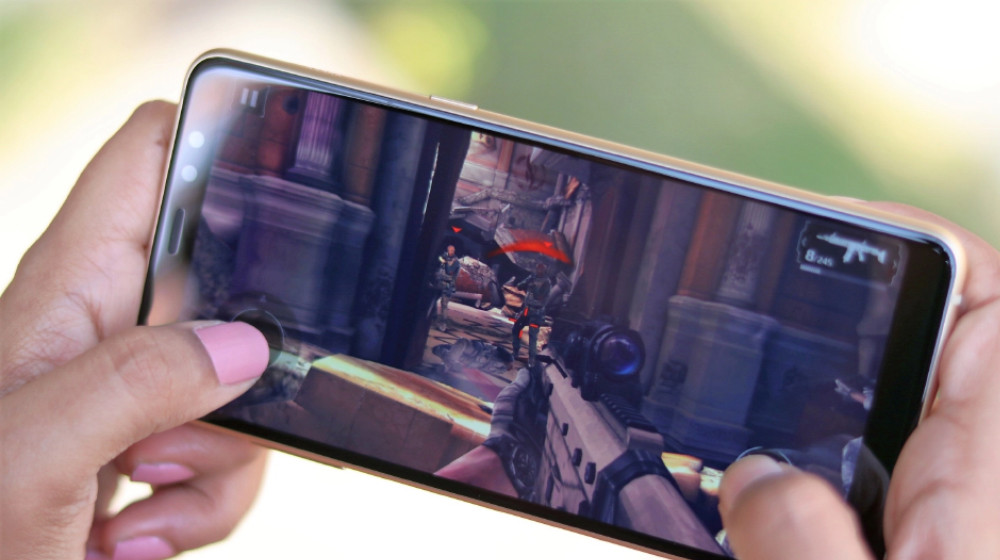 Samsung-smartphone-gaming.jpg