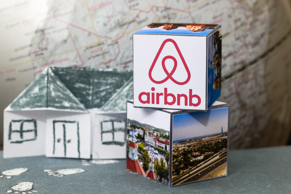Airbnb © AlesiaKan / Shutterstock.com