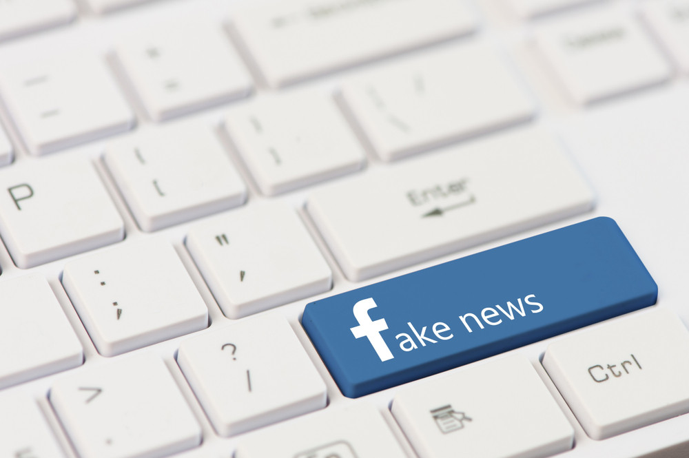 facebook fake news © Shutterstock.com