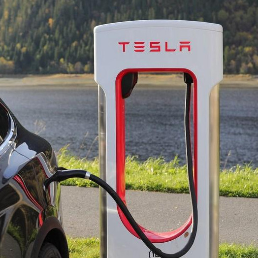 Crise de l'énergie : la facture grimpe pour les Superchargeurs de Tesla