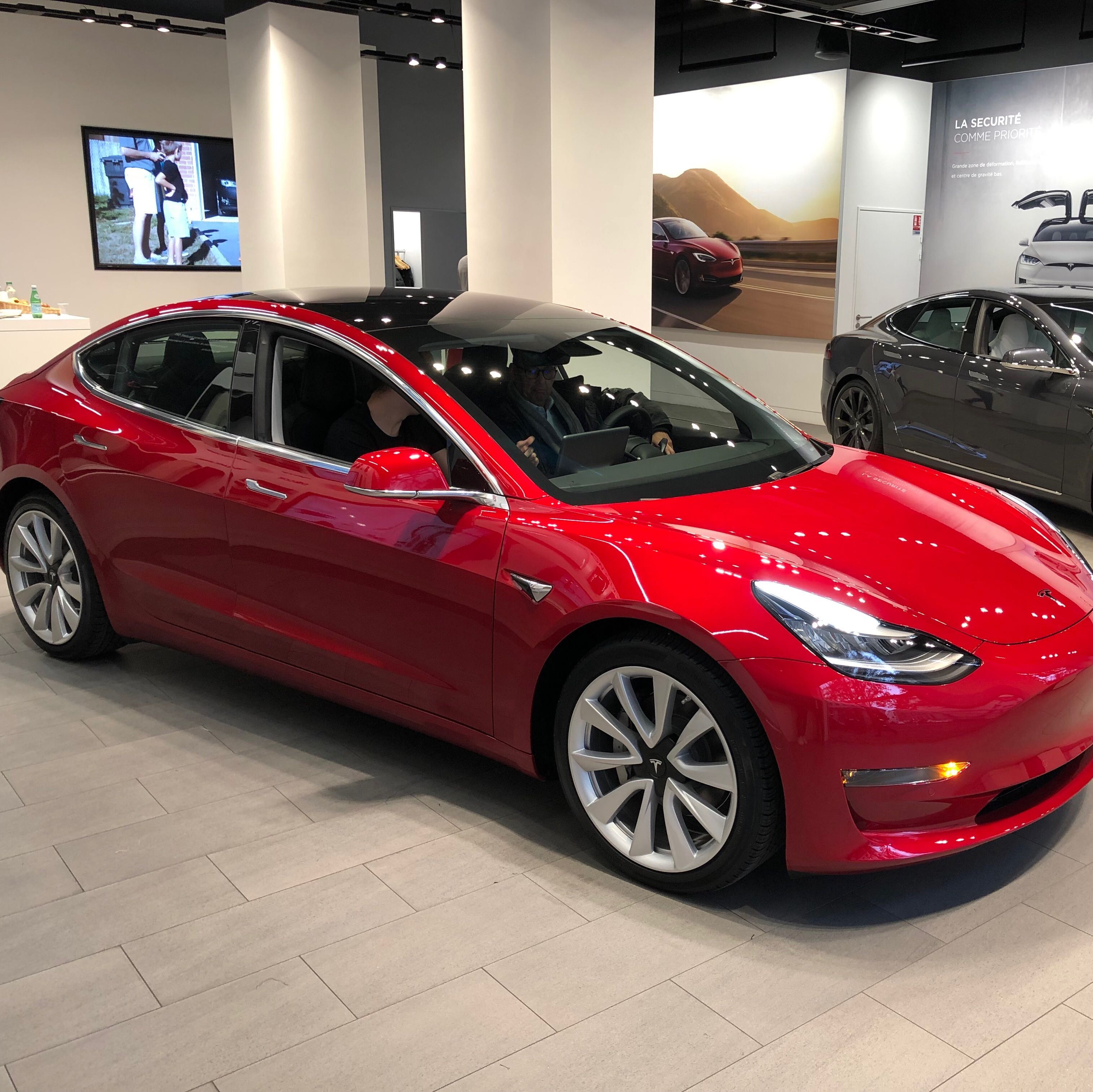 On est montés à bord de la nouvelle Tesla Model 3 : une évolution