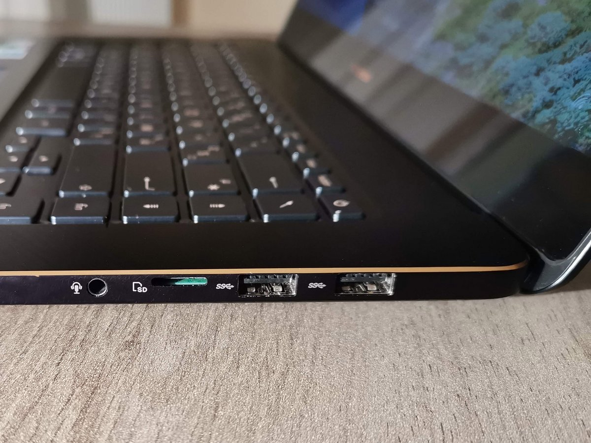 Asus ZenBook Pro 15 UX580 connectiques.jpg