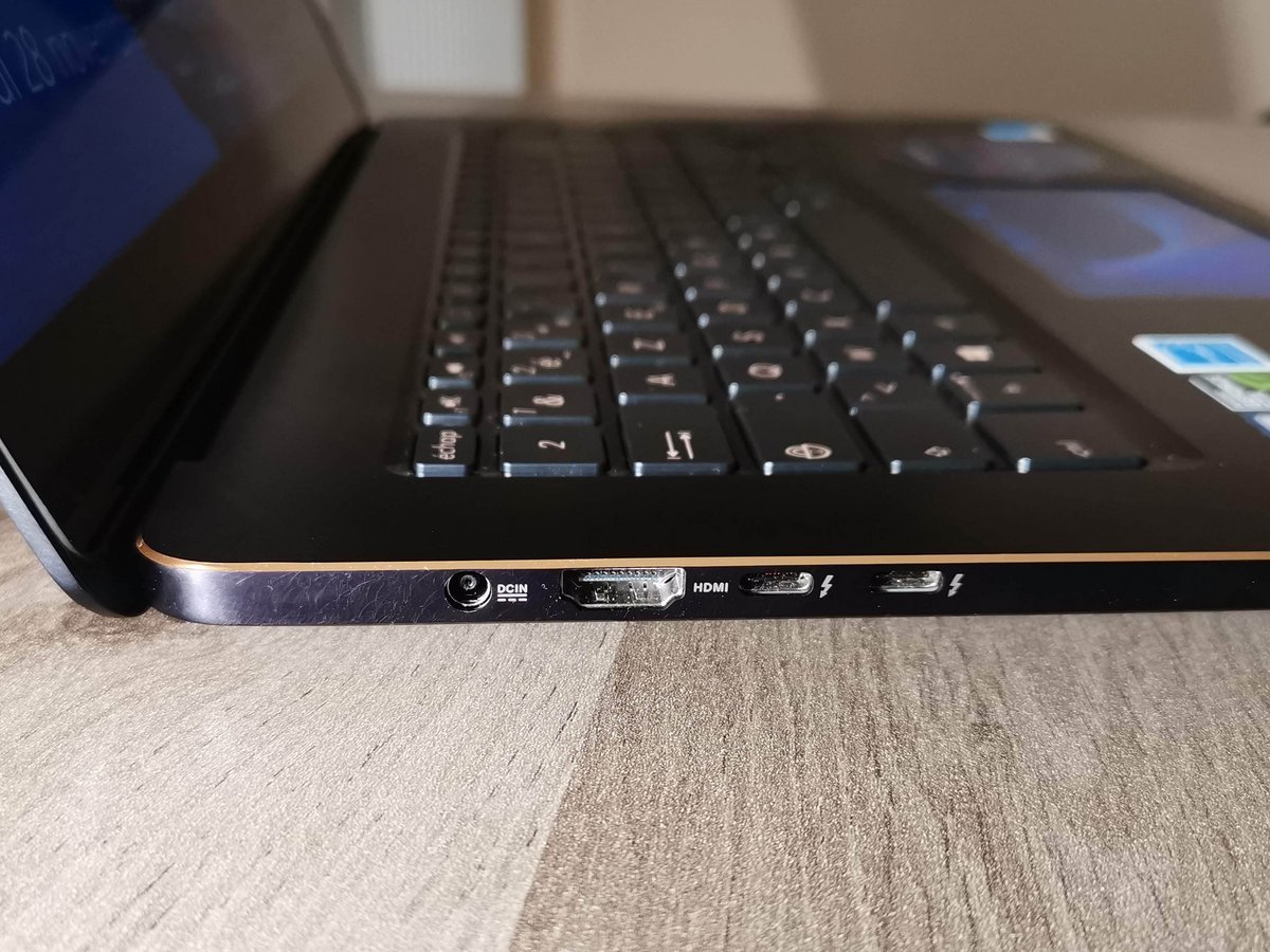 Asus ZenBook Pro 15 UX580 connectiques2.jpg