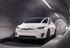 Boring Company : une Tesla traverse le tunnel sous Los Angeles à 180 km/h