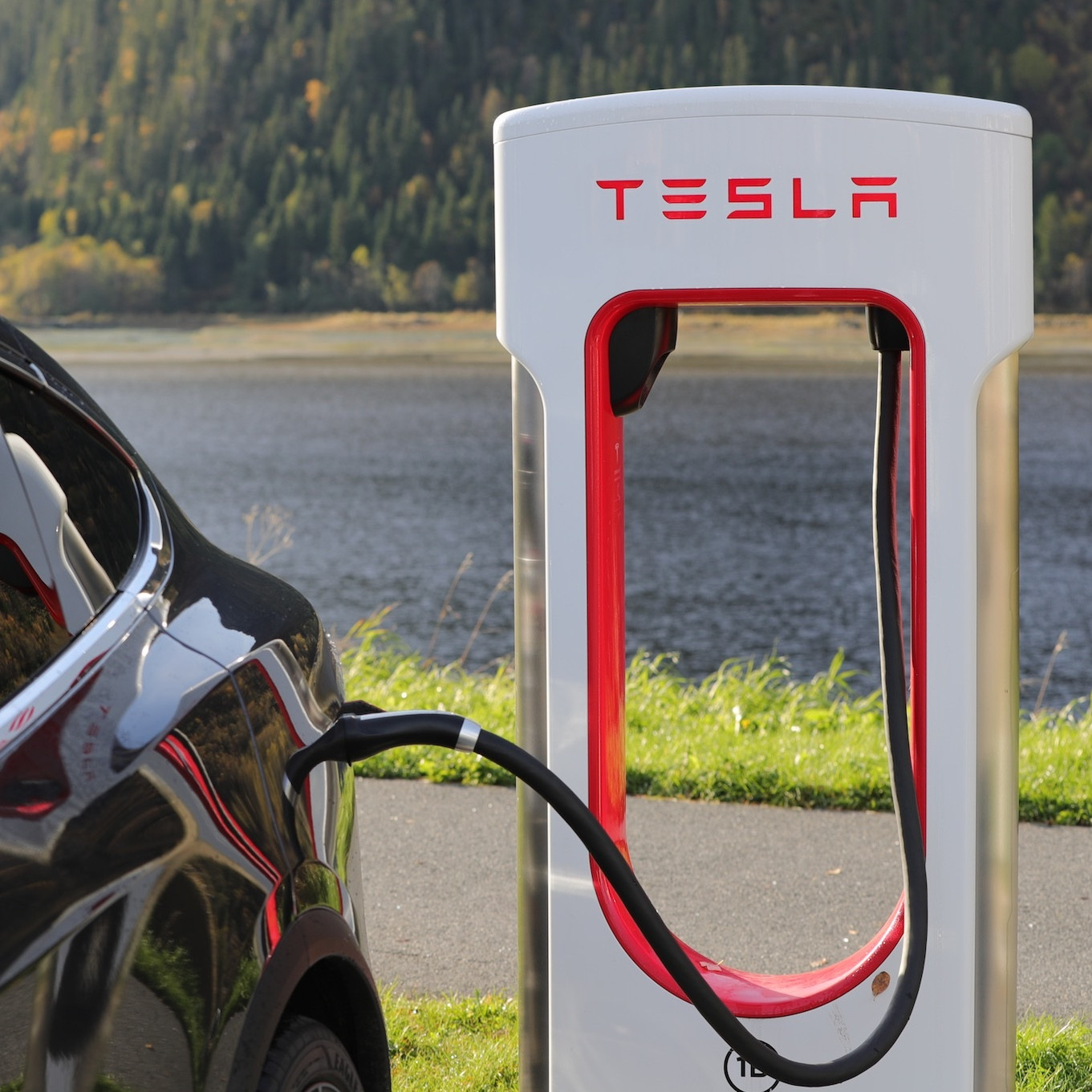 Elon Musk a confirmé que les Supercharger Tesla seront accessibles à d'autres marques