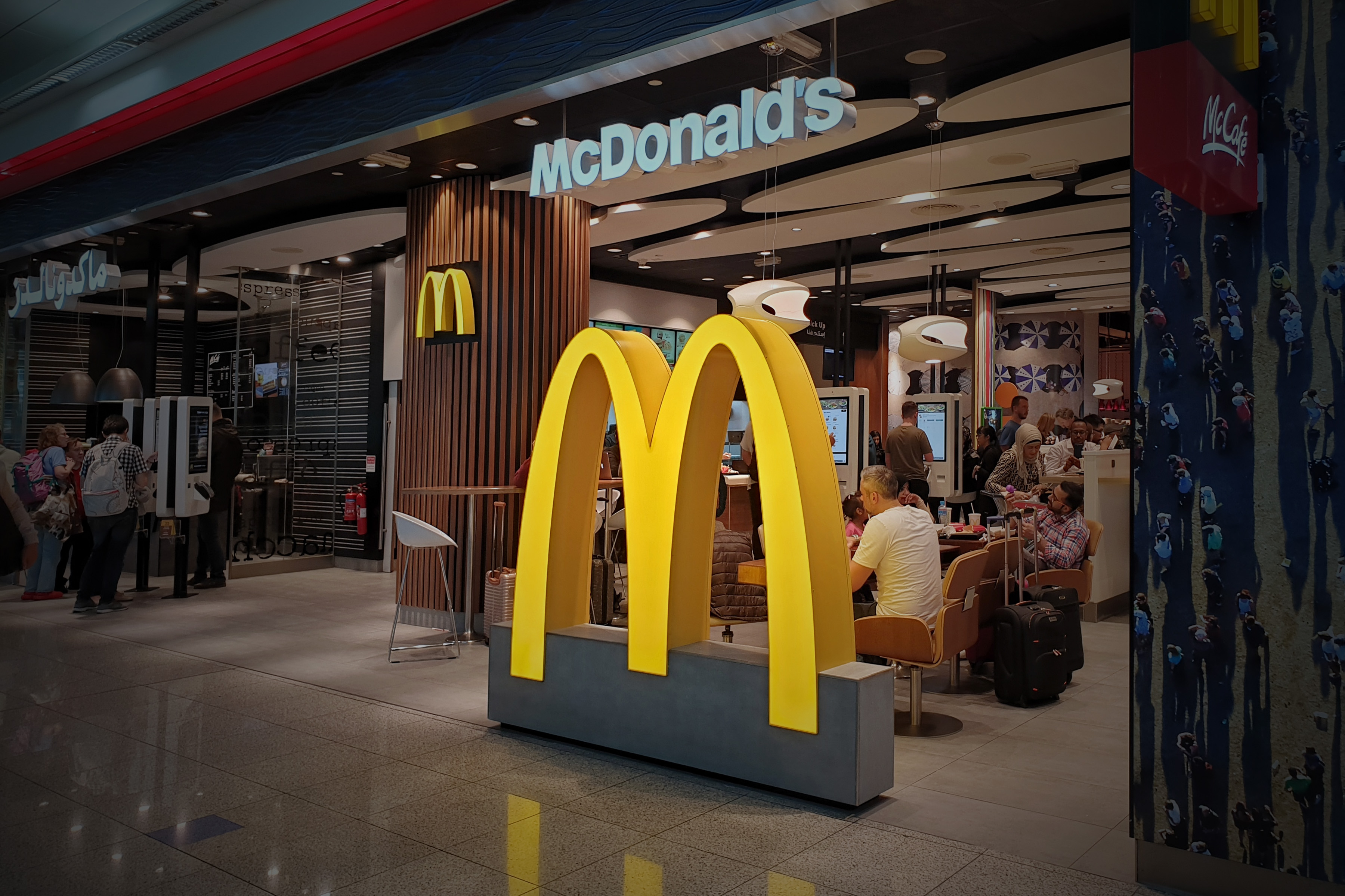 Dans ce McDonald's japonais, un système lave votre smartphone quand vous lavez vos mains