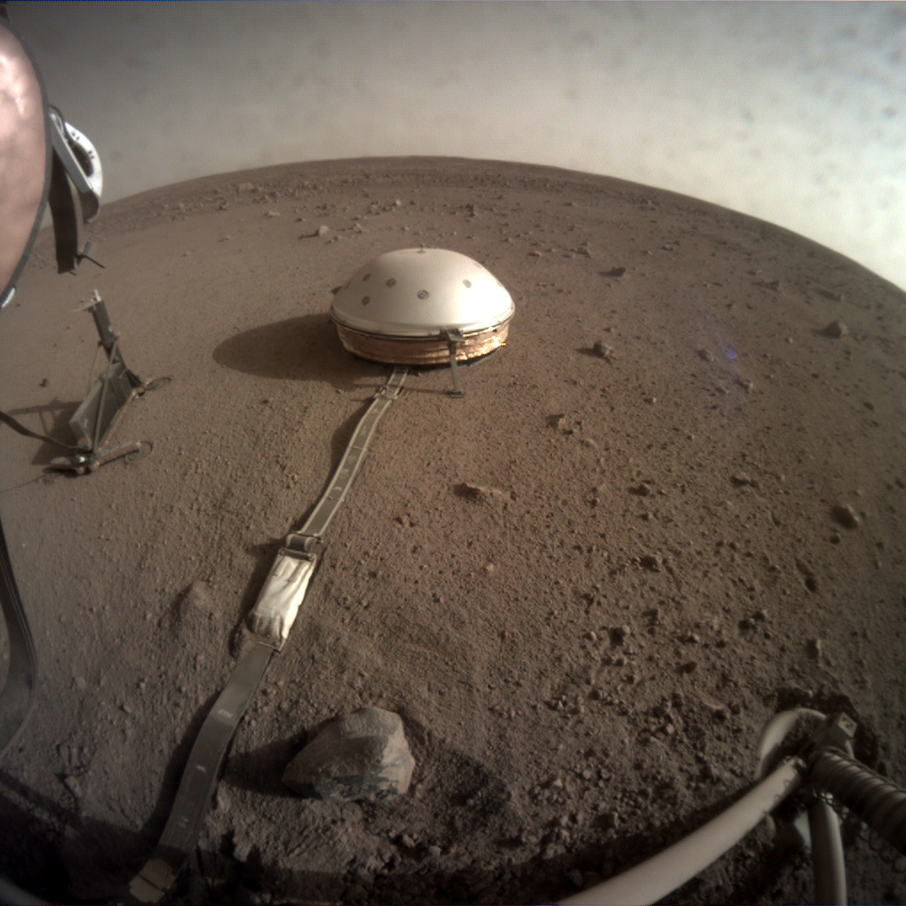 L'instrument franco-américain SEIS à la surface de Mars. © NASA/JPL-Caltech