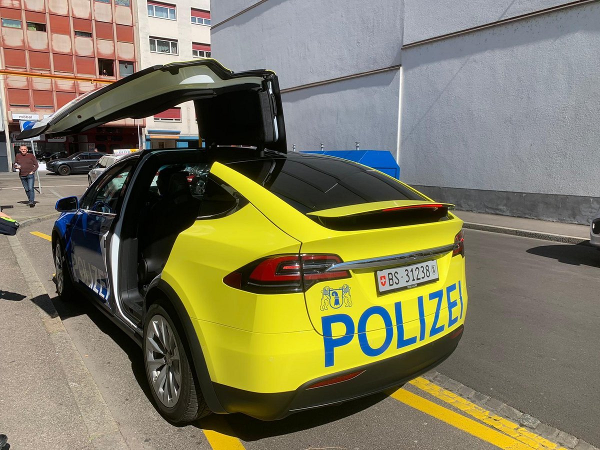 Police suisse Tesla Model X