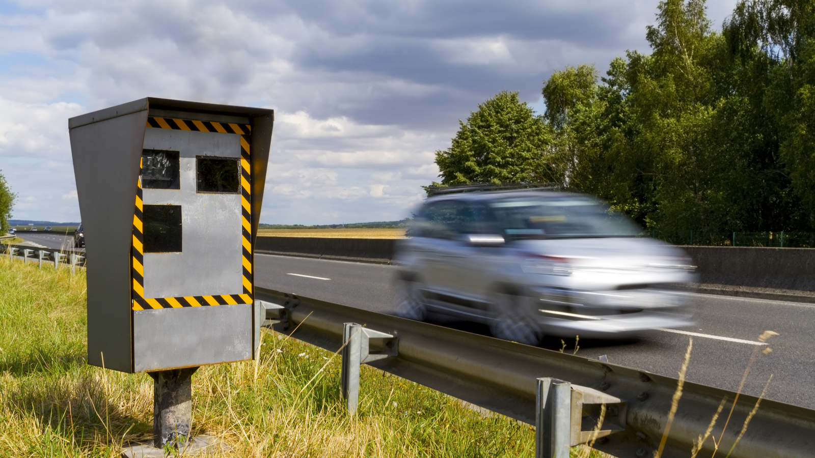 Finalement, Waze, Coyote et cie pourront continuer à signaler les contrôles de vitesse !