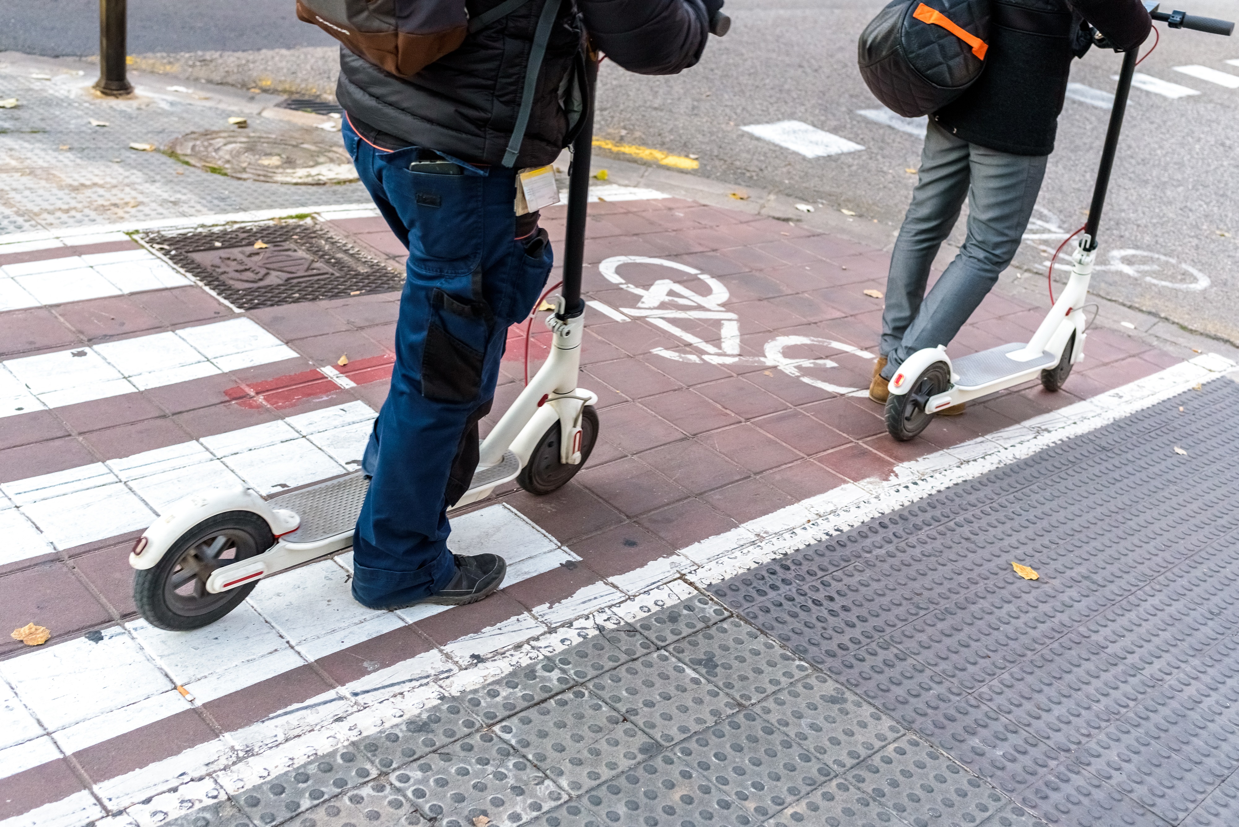 Circuler à plusieurs sur une trottinette : ce n'est pas formellement  interdit… pour l'instant 