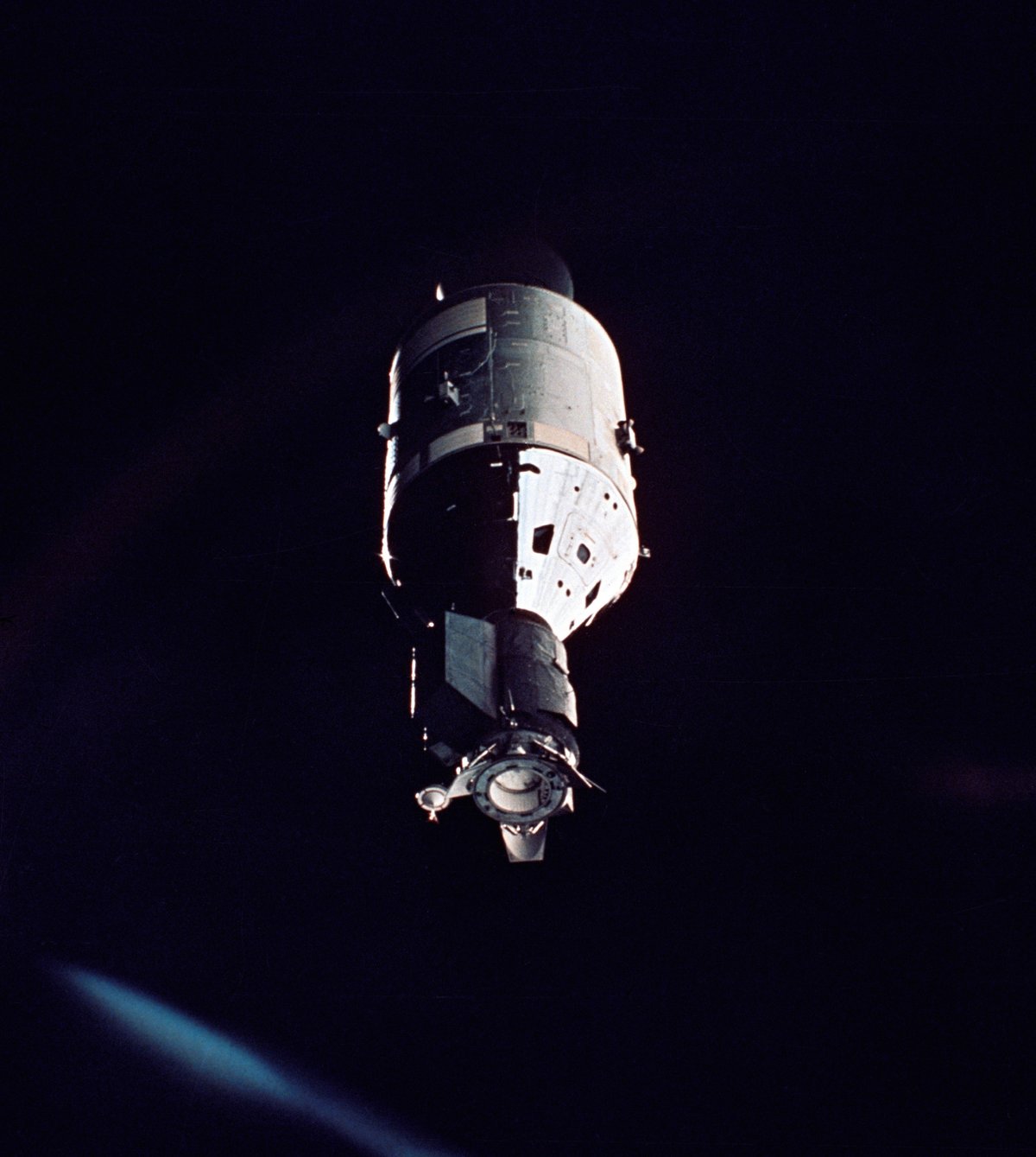 Photo prise par l&#039;équipage soviétique. On voit bien ici l&#039;adaptateur fixé sur la capsule Apollo et qui lui donne un &quot;long nez&quot;. Crédits NASA/Roscosmos