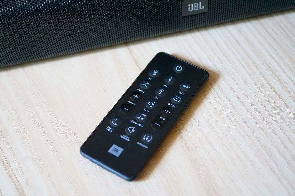 jbl-bar-studio-06-telecommande.jpg