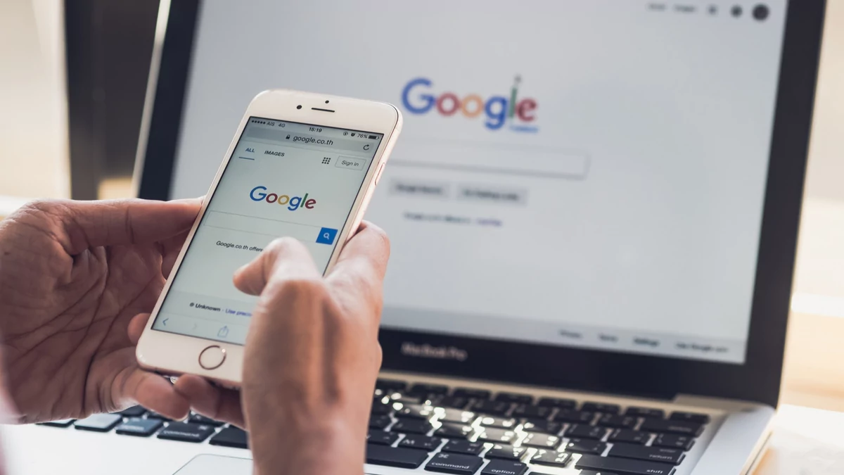 Google Search © PK Studio / Shutterstock.com
