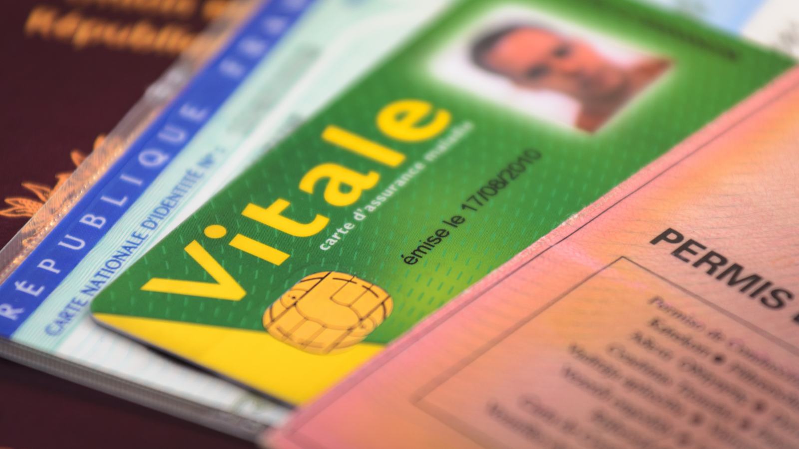 Fuuusion ? Le gouvernement veut que vos carte d'identité et carte vitale ne fassent plus qu'une, mais pourquoi ?