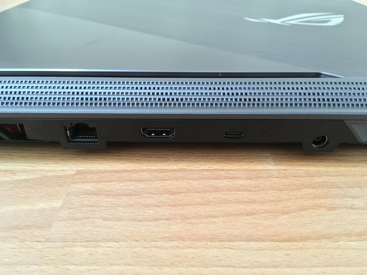 Asus ROG STRIX SCAR III (Ports USB arrière)