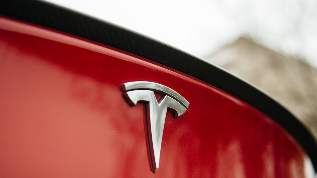 Tesla Logo © Hadrian / Shutterstock.com