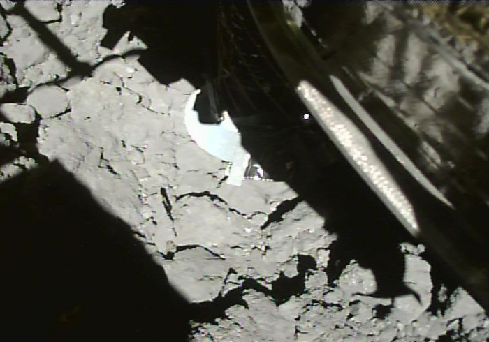 La sonde Hayabusa2 à quelques secondes de toucher l'astéroïde Ryugu. Crédits JAXA