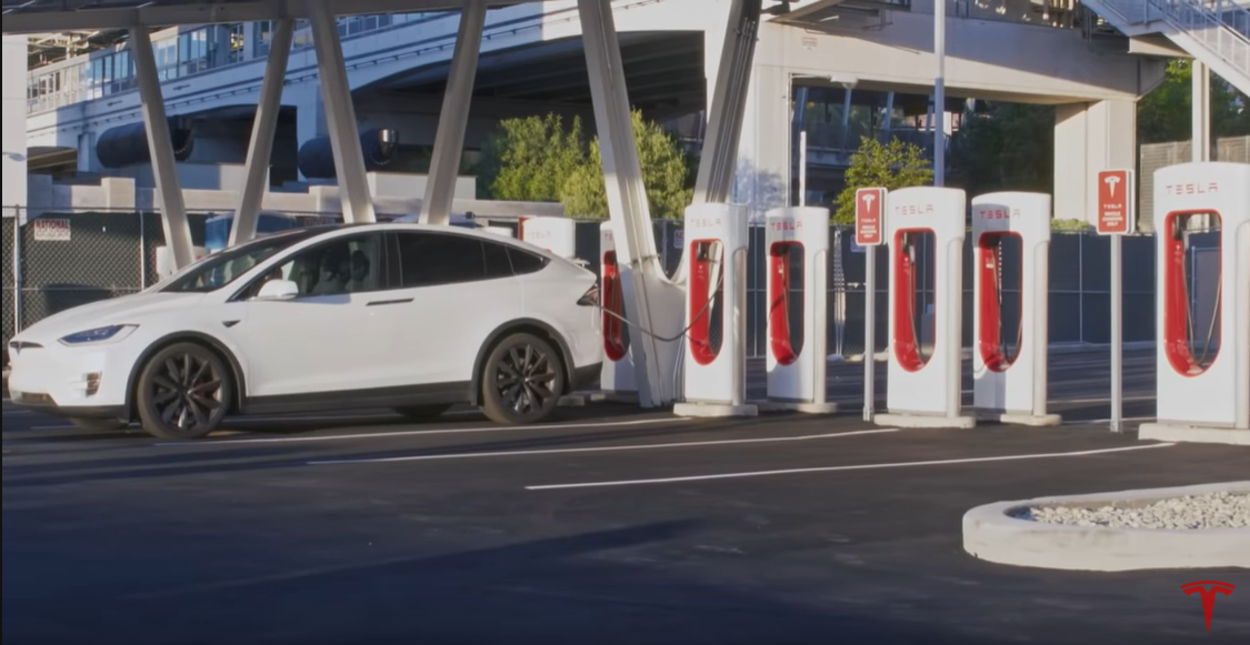 Tesla va ouvrir certaines bornes de recharge Superchargeurs à d'autres  constructeurs dès l'an prochain