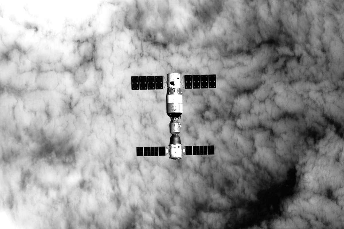 La capsule Shenzhou (en bas) amarrée à la station spatiale Tiangong-2. Crédits CNSA/BACC