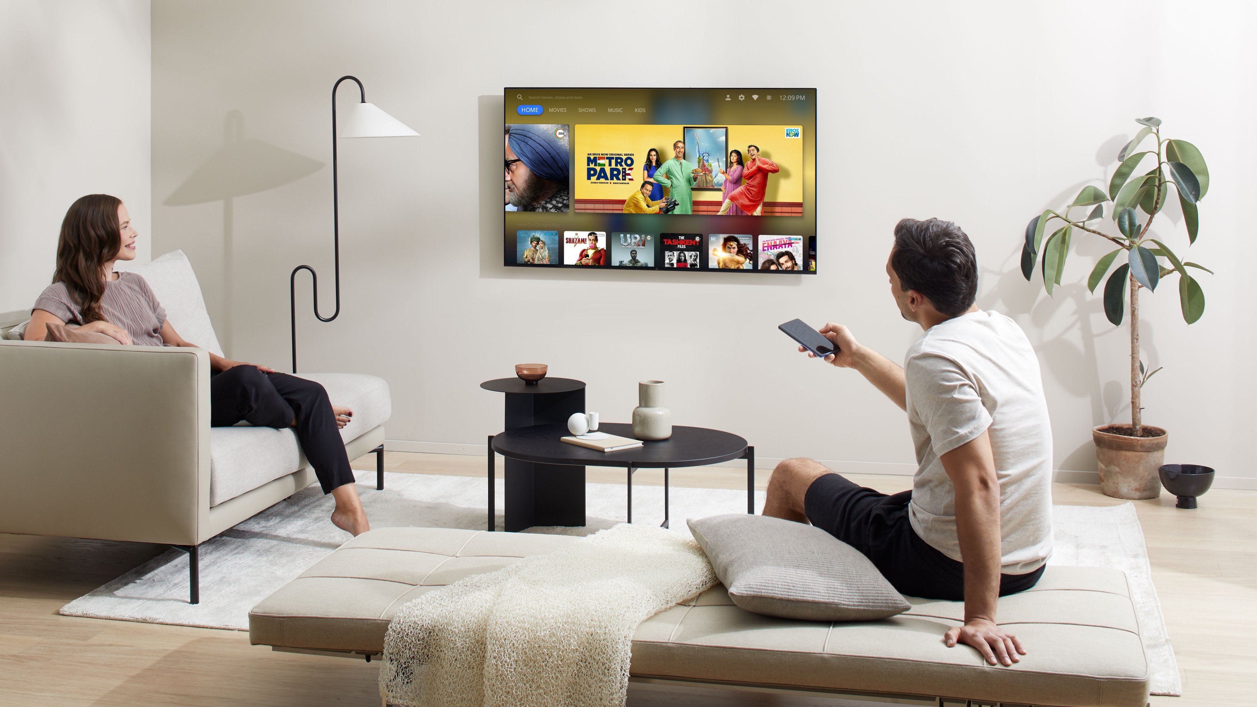 Просмотр smart tv. Телевизор. Телевизор 75 дюймов в интерьере. Смартфон с телевизором. ONEPLUS телевизор.