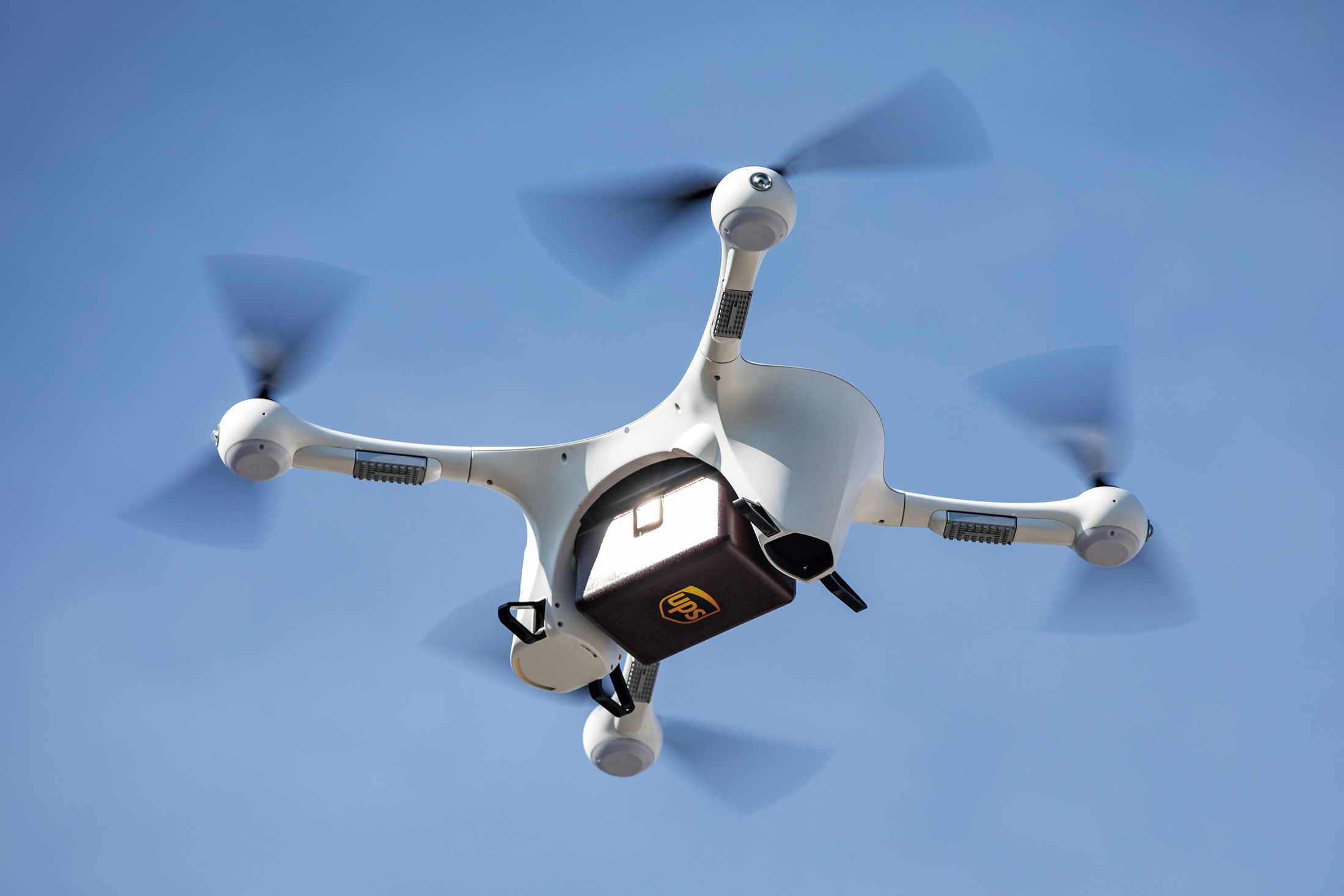 COVID-19 : UPS et CVS utiliseront bientôt des drones pour livrer des médicaments