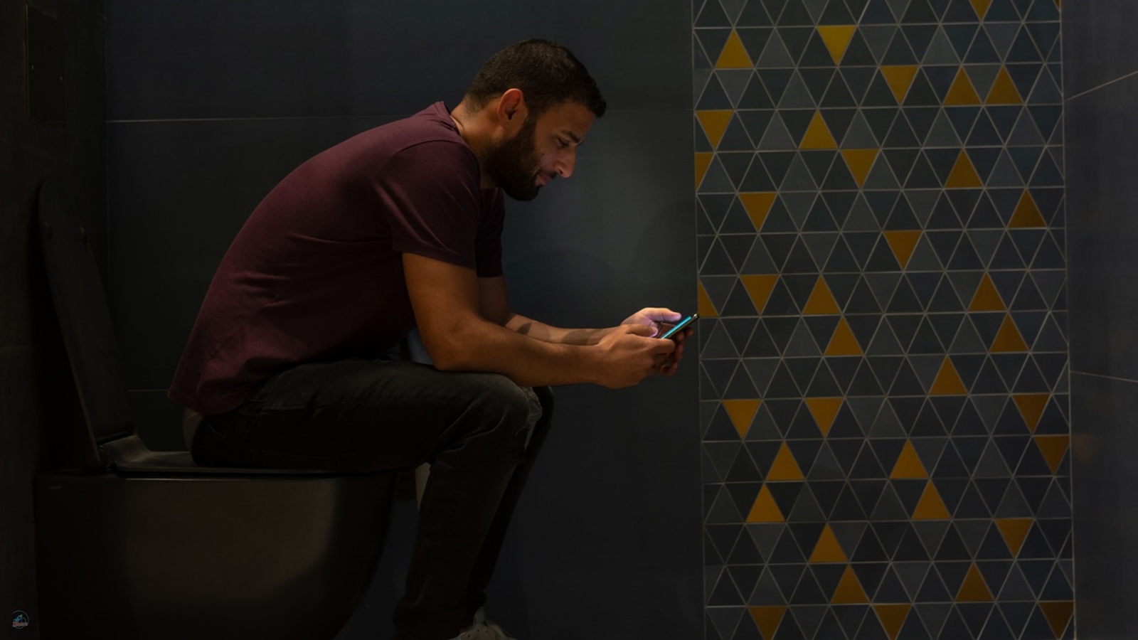 Voici les bons réflexes pour nettoyer votre smartphone (et pourquoi l'utiliser dans vos toilettes est une très mauvaise idée)