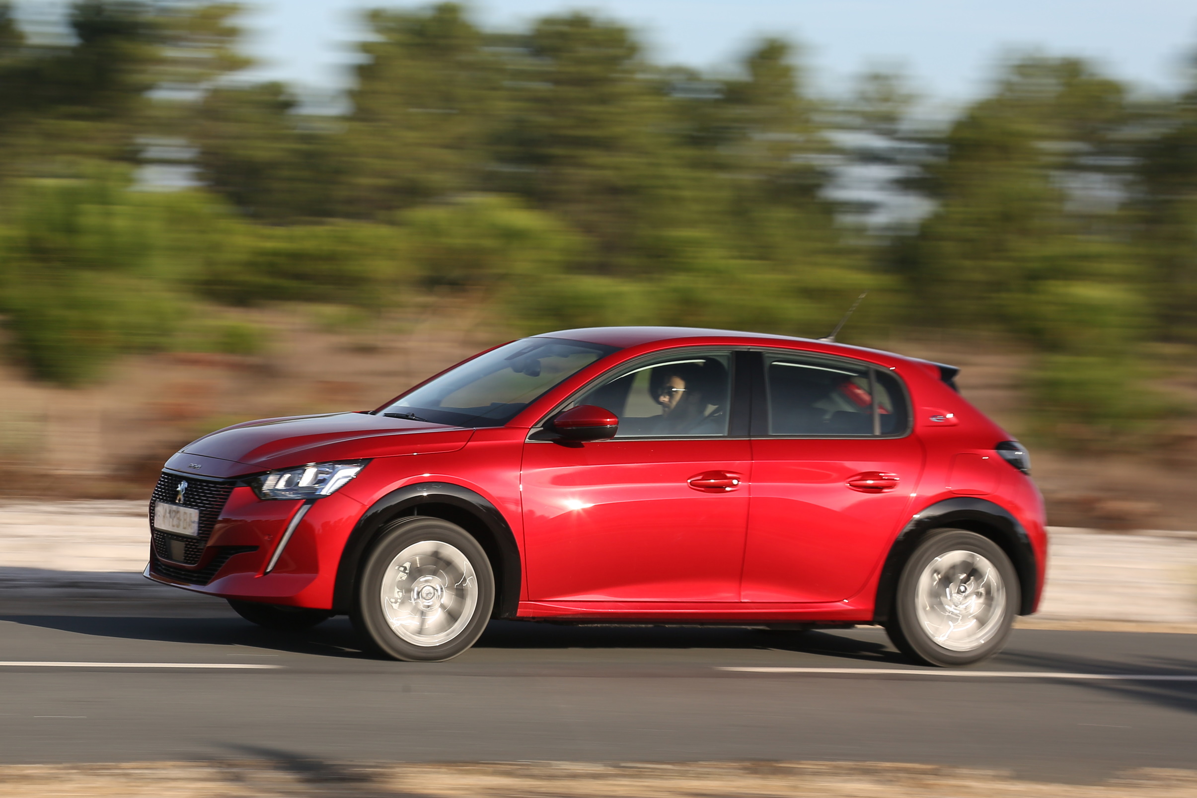 Nouvelle Peugeot 208 électrique (e-208) : autonomie enfin boostée et design  revisité