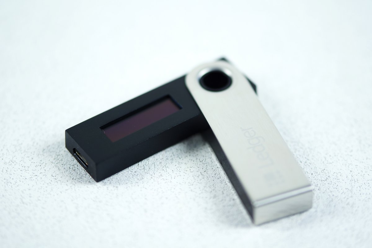 Le portefeuille physique de cryptomonnaies, le Ledger Nano S © Clubic.com