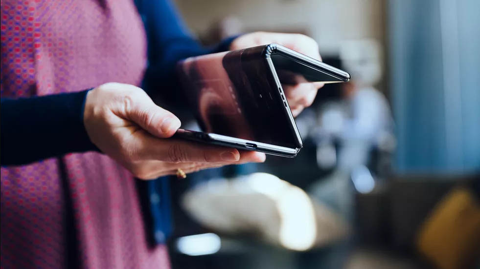 Un prototype de téléphone pliant pouvant se 