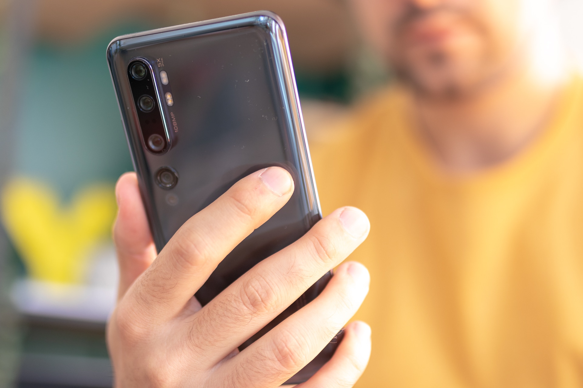 Xiaomi Mi 10 : il serait finalement équipé d'un écran avec un trou pour le  capteur selfie