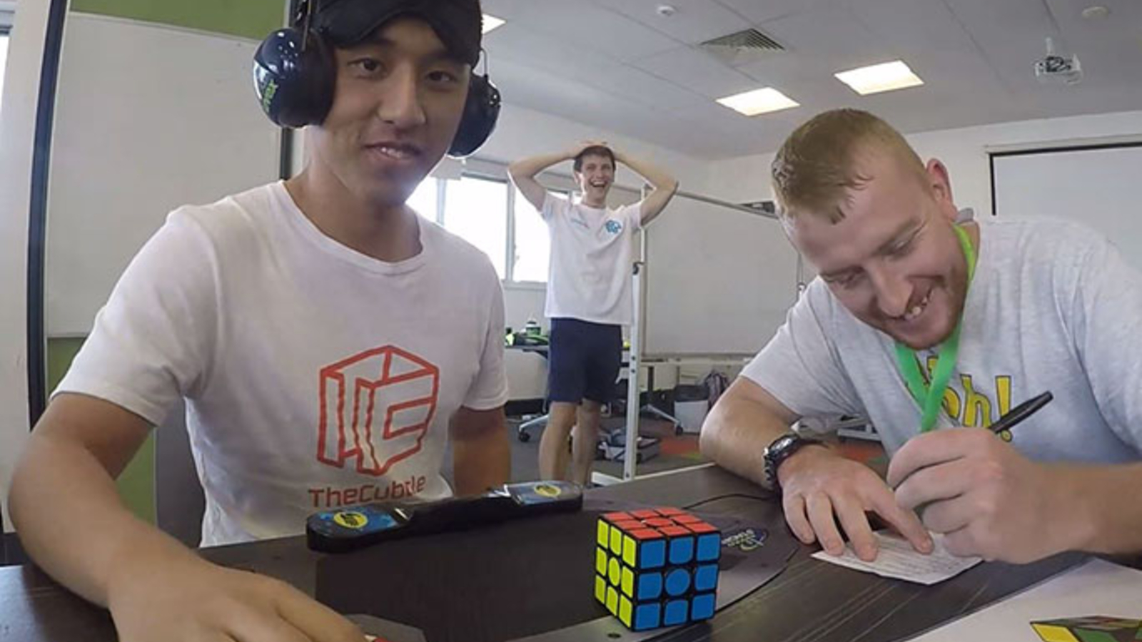 Le Saviez Vous Il N A Mis Que 16 Secondes Pour Resoudre Un Rubik S Cube Les Yeux Bandes