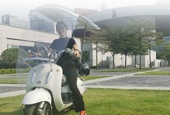 Motosola dévoile un toit solaire (et universel) pour scooter électrique