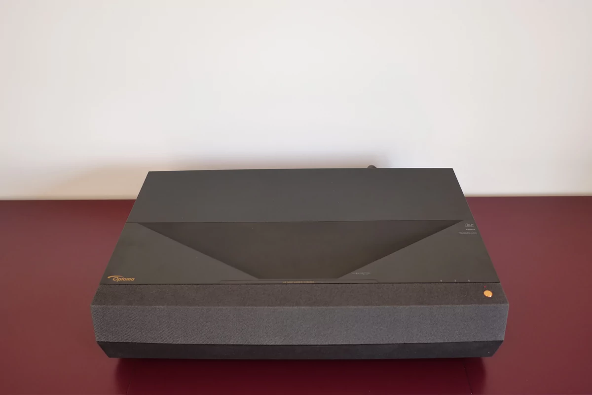 optoma-UHZ65UST-07-dessus.jpg