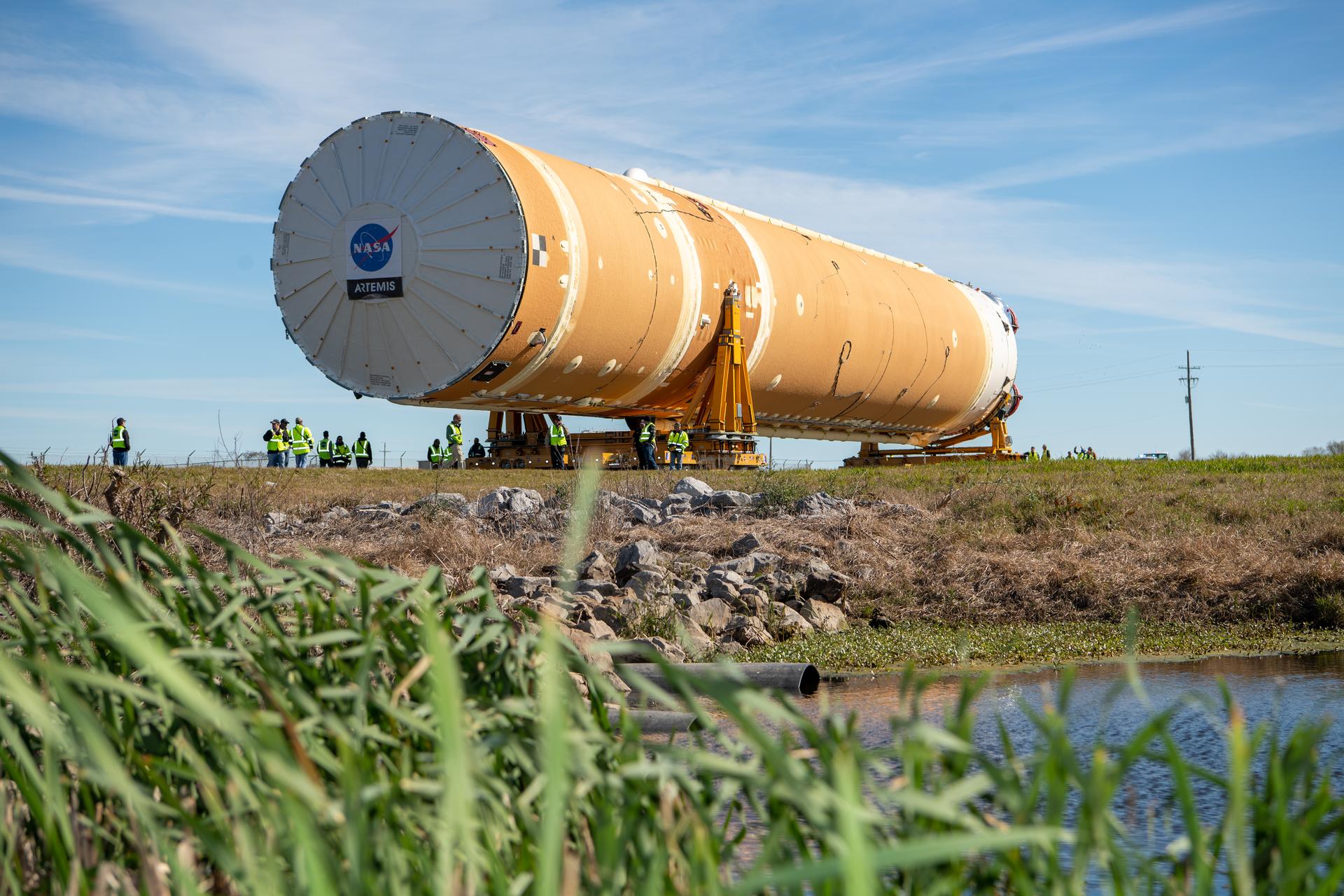 Le premier étage du gigantesque lanceur SLS prend la route de son site d'essai