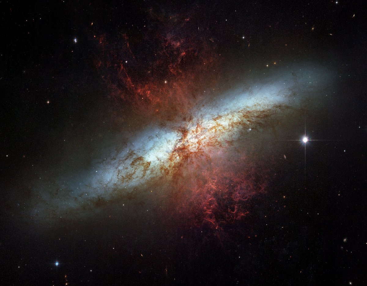 Hubble M-82