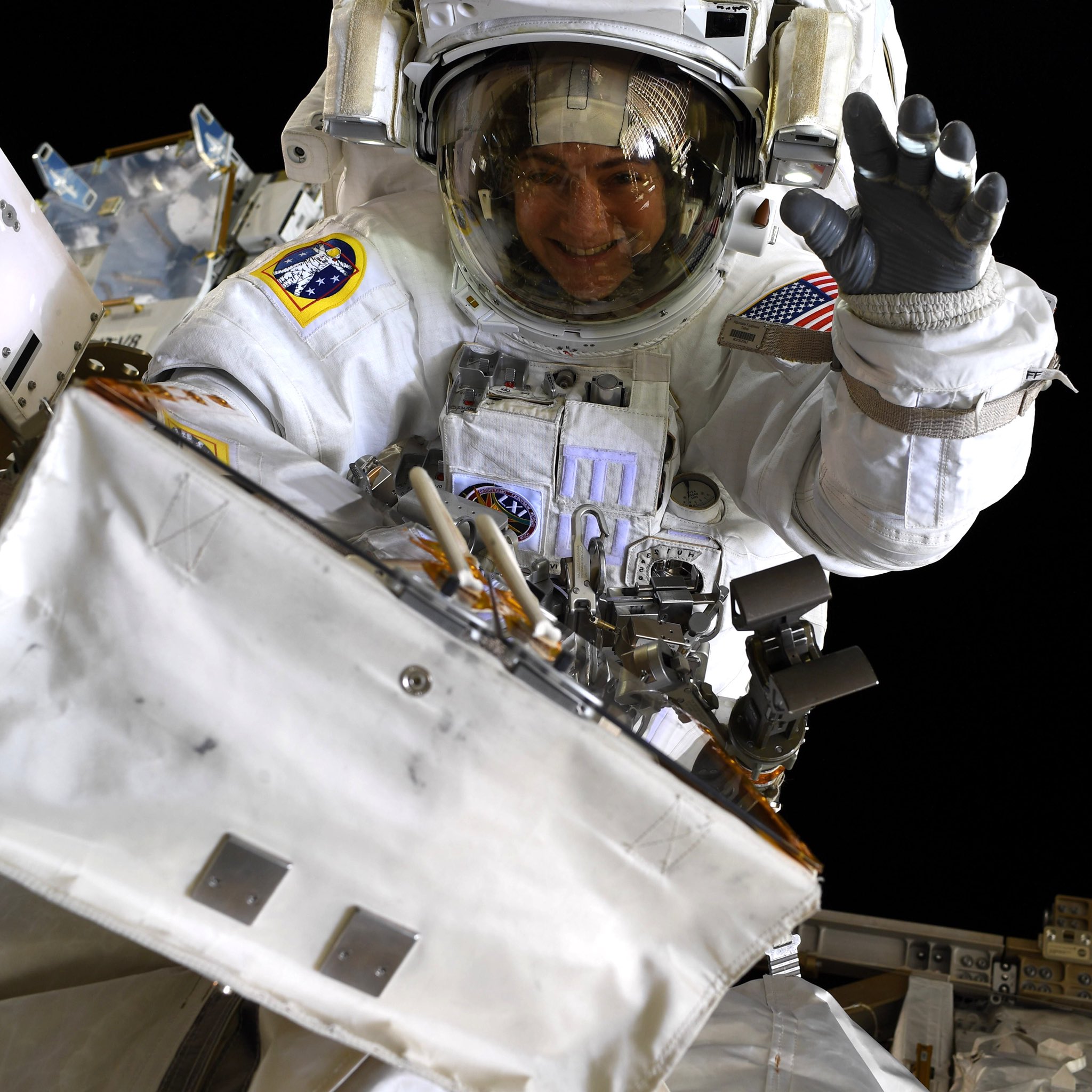 Les astronautes Koch et Meir changent les batteries de l'ISS dans des conditions difficiles