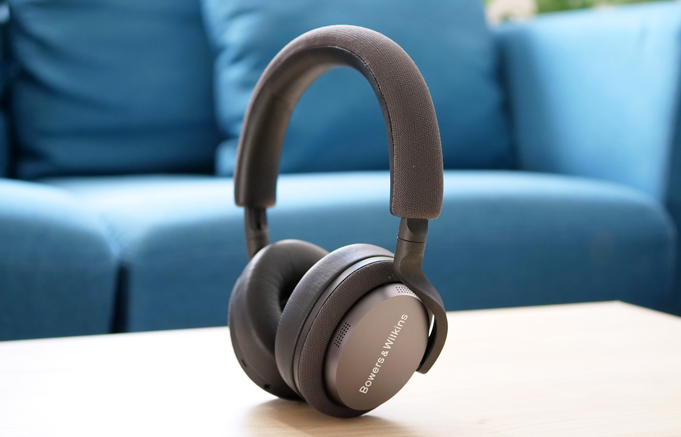 Test du Bowers & Wilkins PX5 : un casque compact supra-aural porté sur ...