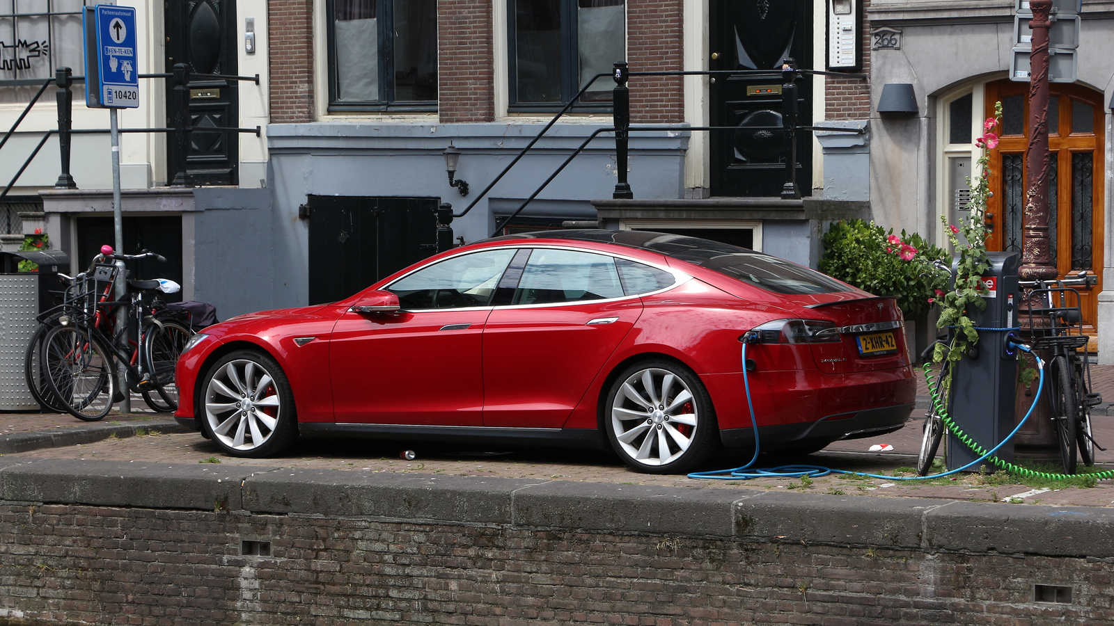 Tesla rappelle 130 000 véhicules à cause d'un problème d'écran